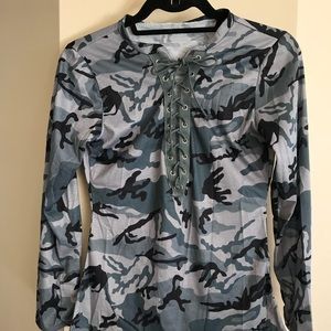 Grey camouflage print chocker v neck T-shirt